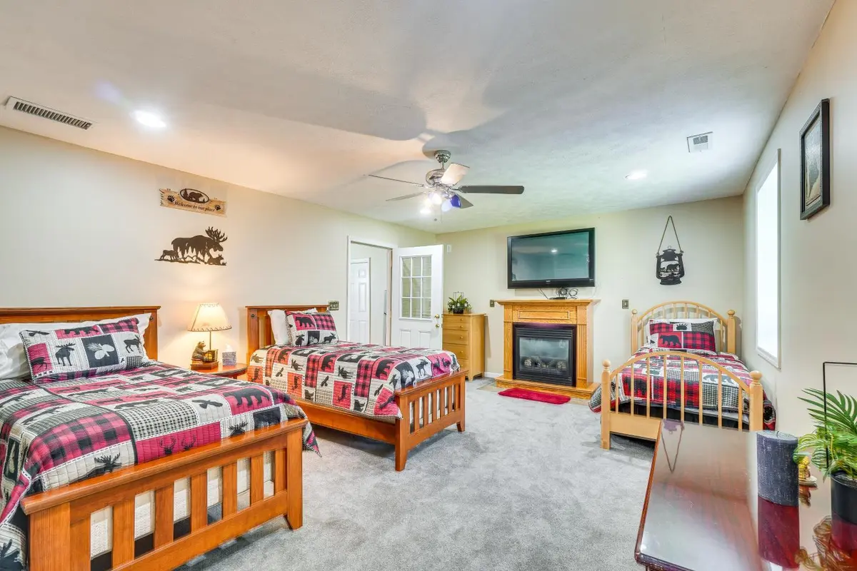Pigeon Forge Home with Screened Porch, 3 Mi to Town! - interior